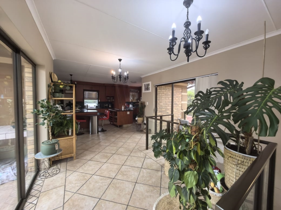 5 Bedroom Property for Sale in Reebok Western Cape